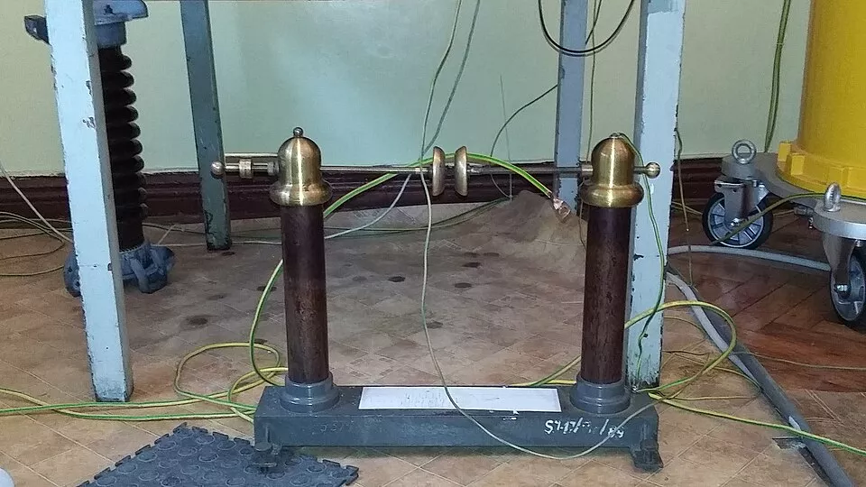 Laboratoryjny_iskiernik_z_elektrodami_płaskimi