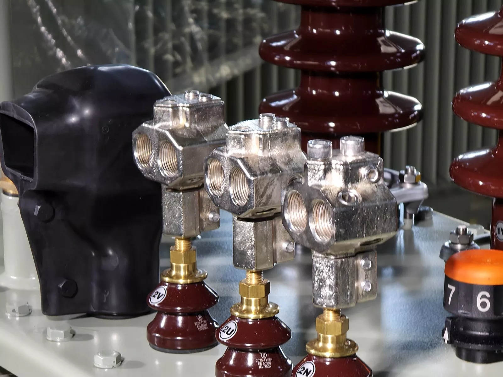 TOC-1 clamps mounted on the LV bushings of a MarkoEco2 transformer