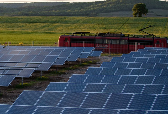 transport_oze_train_tracks_solar_panels