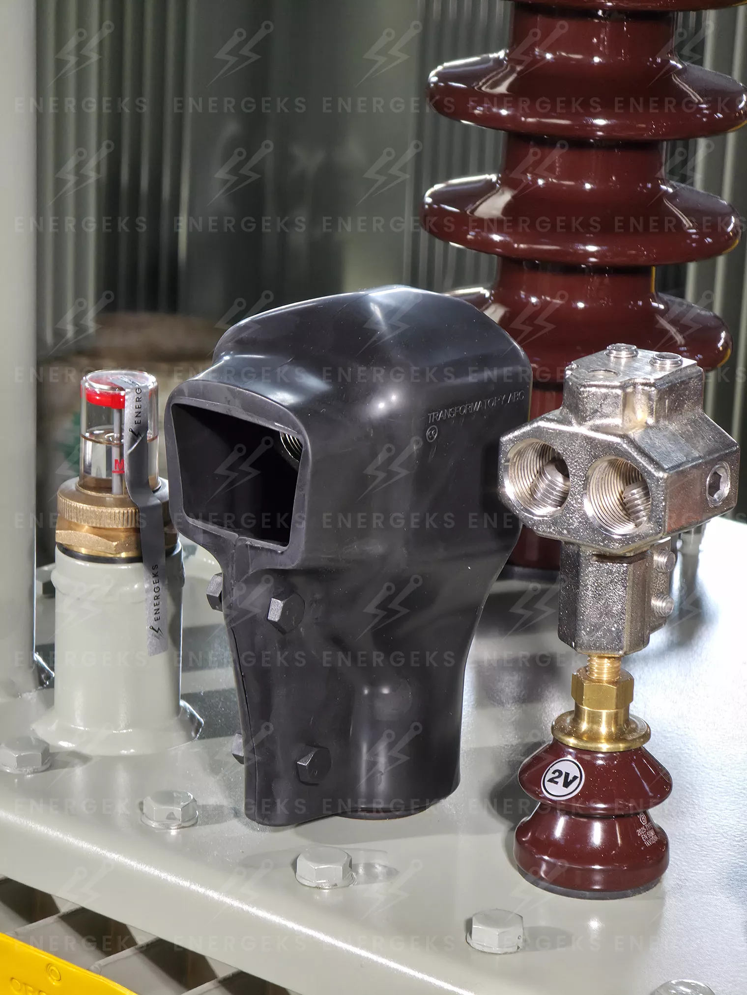 zaciski-trafo-osłonki-przeciwptakom-TOC-TOGA-energeks-transformatory-olejowe